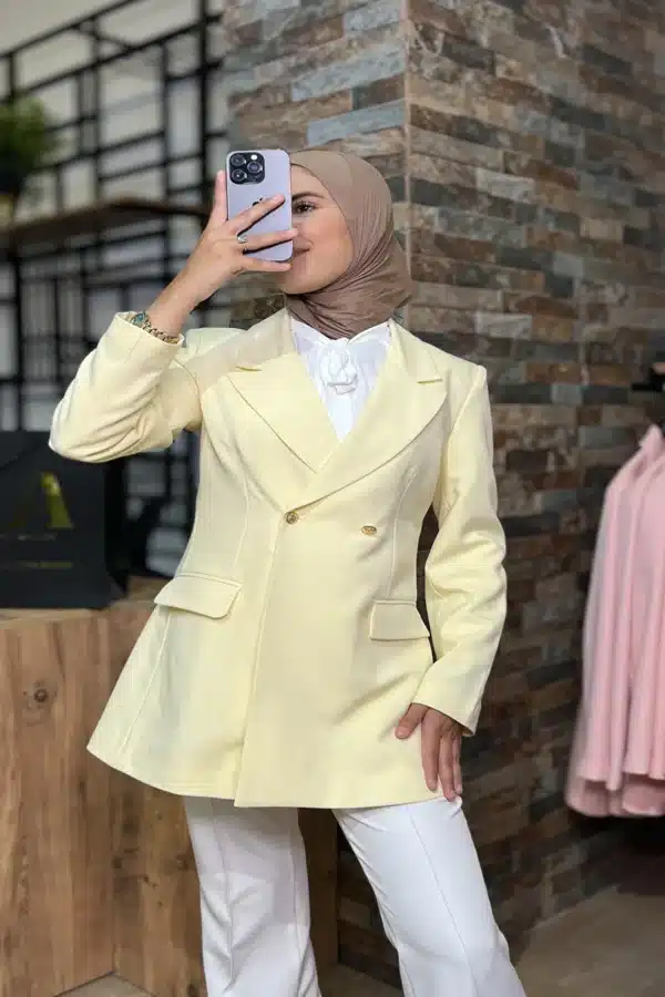 Veste rose  cintrée croisée aux boutons dorés - Image 10