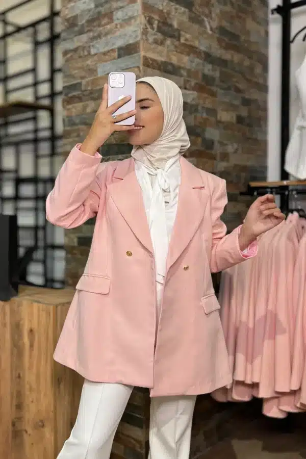 Veste rose  cintrée croisée aux boutons dorés - Image 4