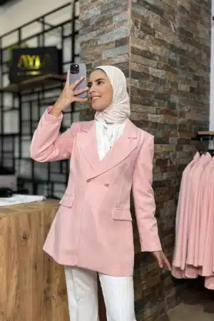 Veste rose  cintrée croisée aux boutons dorés